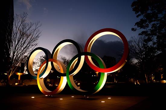 2021年1月8日，日本东京，2020东京奥运会前瞻，东京奥林匹克体育场周边奥运五环醒目。人民视觉 图